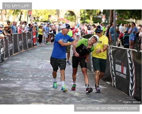 马拉松终点被狗乱入带跑,选手笑崩 马拉松终点被狗乱入带跑,选手笑崩